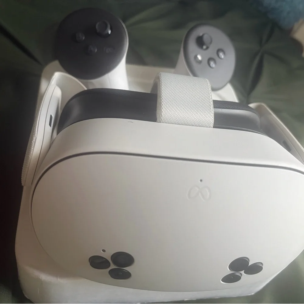 Quest 2 White VR Headset with Controllers